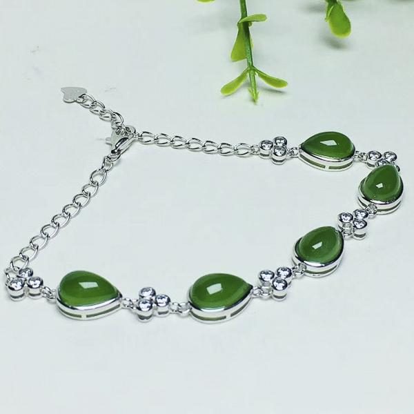 Nét đẹp tinh tế và sang trọng từ đồ trang sức ngọc bích 25 Nét đẹp tinh tế và sang trọng từ đồ trang sức ngọc bích 19