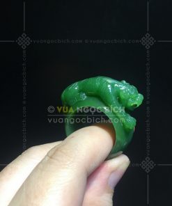 Nhẫn Ngọc Bích Bản Liền Khối Chạm Hổ Gầm VVIP (VNB-NN178)