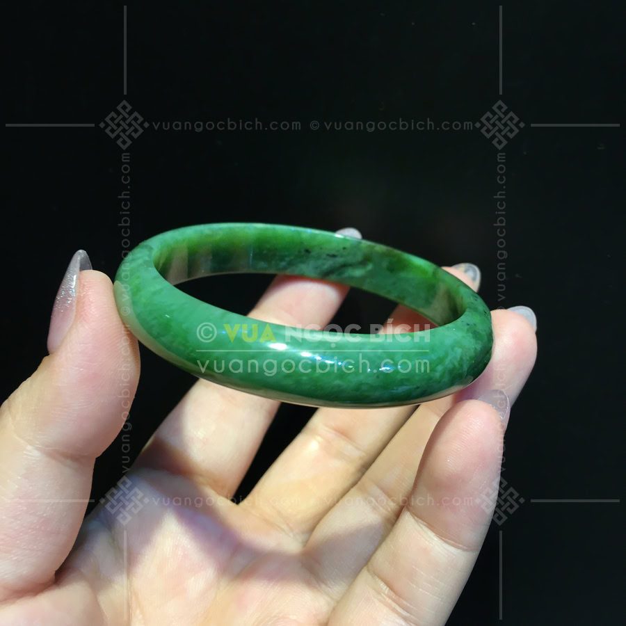 Tại sao vòng tay ngọc bích là món trang sức bảo vệ cơ thể? 4 Tại sao vòng tay ngọc bích là món trang sức bảo vệ cơ thể? 4