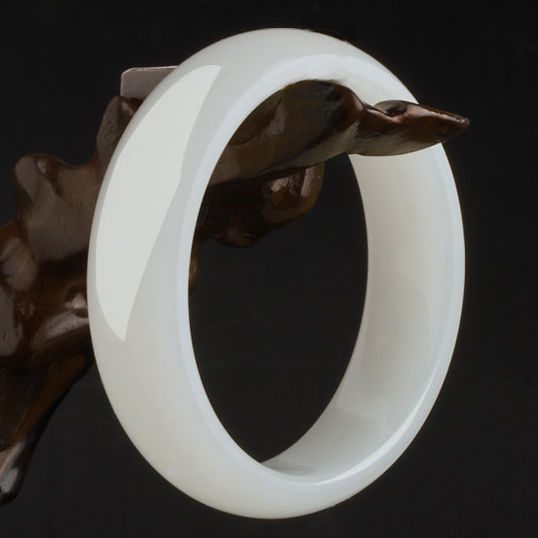 Đá ngọc bích trắng có tốt không? Giá trị và cách nhận biết 1